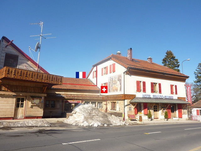Khách sạn độc đáo nằm giữa biên giới: Khách nằm ngủ ở Thụy Sĩ nhưng lại phải sang Pháp đi vệ sinh - Ảnh 2.