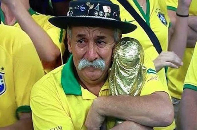 Bức ảnh chứa đựng câu chuyện xúc động về người đàn ông cầm cúp đi cổ vũ World Cup suốt gần nửa cuộc đời - Ảnh 4.