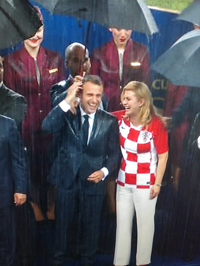 Tuyển Croatia giành ngôi Á quân World Cup nhưng bà Grabar-Kitarovic - nữ tổng thống của họ đã chiếm trọn trái tim hàng triệu người hâm mộ toàn cầu - Ảnh 16.