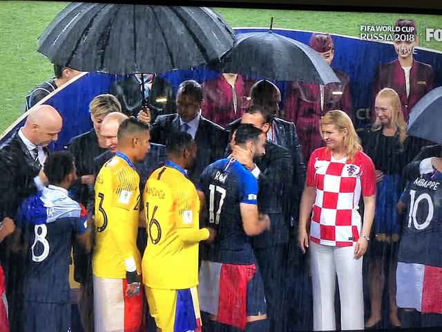 Tuyển Croatia giành ngôi Á quân World Cup nhưng bà Grabar-Kitarovic - nữ tổng thống của họ đã chiếm trọn trái tim hàng triệu người hâm mộ toàn cầu - Ảnh 15.