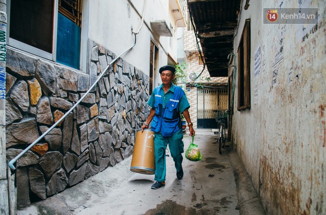 Ông cụ nhặt rác và chú vẹt ở Sài Gòn trên chiếc xe cứu thương đáng yêu được chế tạo từ phế liệu - Ảnh 8.