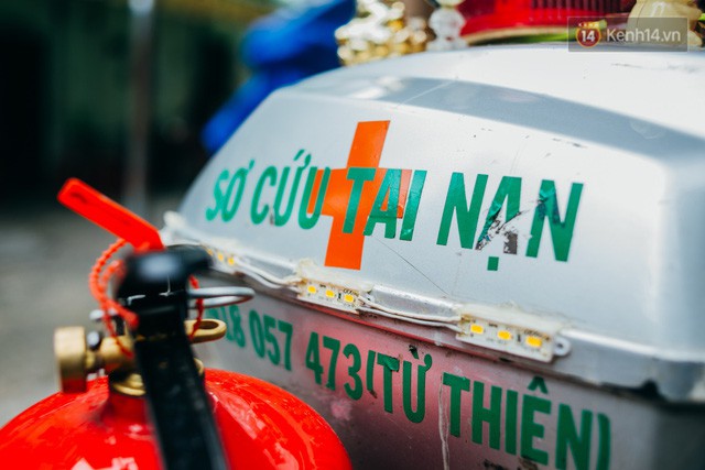 Ông cụ nhặt rác và chú vẹt ở Sài Gòn trên chiếc xe cứu thương đáng yêu được chế tạo từ phế liệu - Ảnh 7.