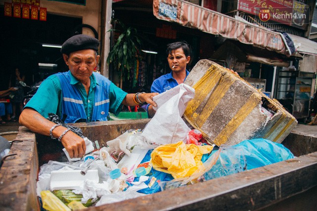 Ông cụ nhặt rác và chú vẹt ở Sài Gòn trên chiếc xe cứu thương đáng yêu được chế tạo từ phế liệu - Ảnh 9.