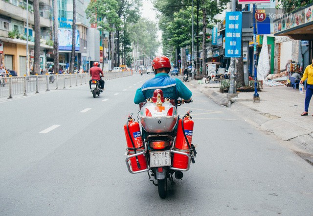 Ông cụ nhặt rác và chú vẹt ở Sài Gòn trên chiếc xe cứu thương đáng yêu được chế tạo từ phế liệu - Ảnh 11.
