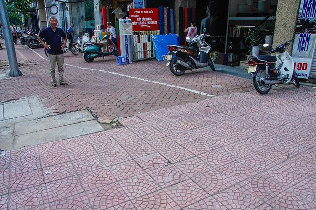  Cận cảnh vỉa hè quận trung tâm Hà Nội lát kiểu xôi đỗ - Ảnh 15.