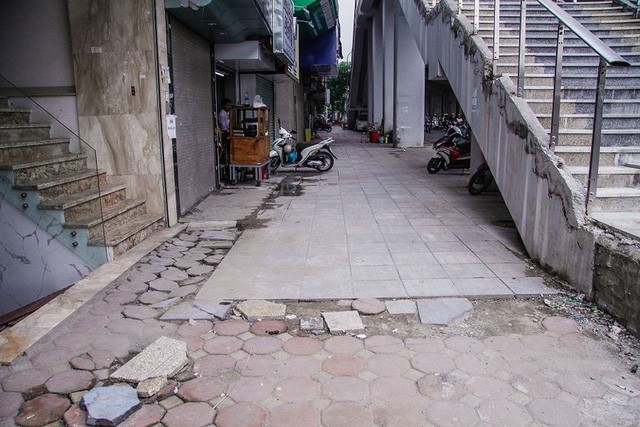  Cận cảnh vỉa hè quận trung tâm Hà Nội lát kiểu xôi đỗ - Ảnh 7.