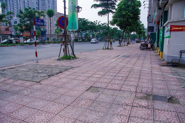  Cận cảnh vỉa hè quận trung tâm Hà Nội lát kiểu xôi đỗ - Ảnh 12.