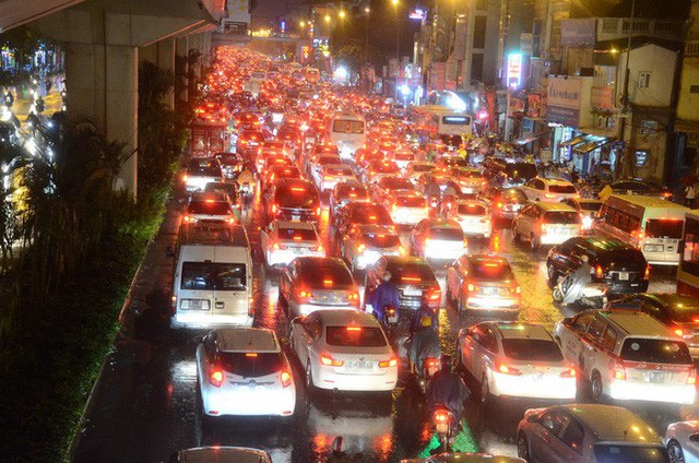 Đang ngập hàng loạt tuyến phố ở Hà Nội, giao thông tắc nghẽn kinh hoàng suốt nhiều gi - Ảnh 4.