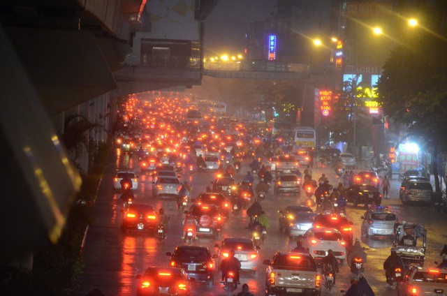 Đang ngập hàng loạt tuyến phố ở Hà Nội, giao thông tắc nghẽn kinh hoàng suốt nhiều gi - Ảnh 2.