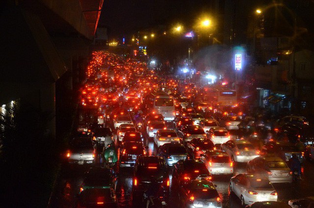 Đang ngập hàng loạt tuyến phố ở Hà Nội, giao thông tắc nghẽn kinh hoàng suốt nhiều gi - Ảnh 3.