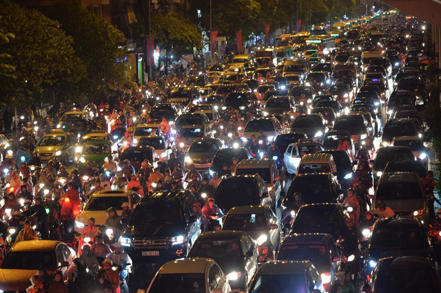 Đang ngập hàng loạt tuyến phố ở Hà Nội, giao thông tắc nghẽn kinh hoàng suốt nhiều gi - Ảnh 17.