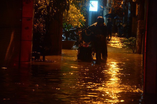 Đang ngập hàng loạt tuyến phố ở Hà Nội, giao thông tắc nghẽn kinh hoàng suốt nhiều gi - Ảnh 15.