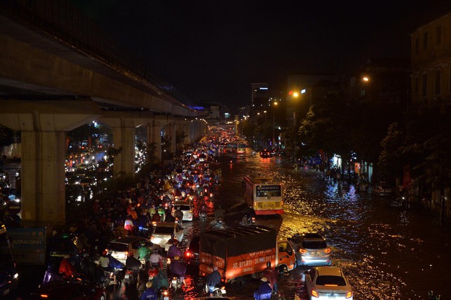 Đang ngập hàng loạt tuyến phố ở Hà Nội, giao thông tắc nghẽn kinh hoàng suốt nhiều gi - Ảnh 19.