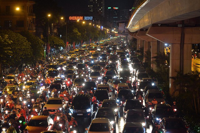 Đang ngập hàng loạt tuyến phố ở Hà Nội, giao thông tắc nghẽn kinh hoàng suốt nhiều gi - Ảnh 11.