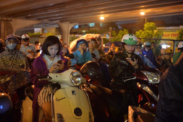 Đang ngập hàng loạt tuyến phố ở Hà Nội, giao thông tắc nghẽn kinh hoàng suốt nhiều gi - Ảnh 8.