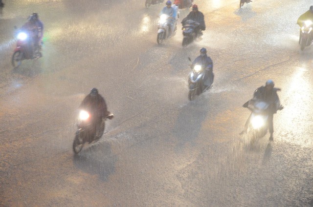 Đang ngập hàng loạt tuyến phố ở Hà Nội, giao thông tắc nghẽn kinh hoàng suốt nhiều gi - Ảnh 1.