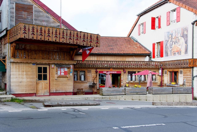 Khách sạn độc đáo nằm giữa biên giới: Khách nằm ngủ ở Thụy Sĩ nhưng lại phải sang Pháp đi vệ sinh - Ảnh 1.