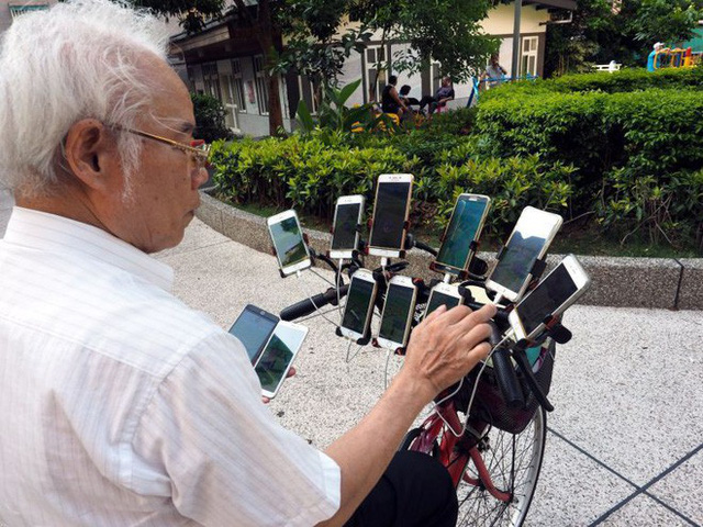 Gừng càng già càng cay: Ông lão gắn 11 smartphone vào xe đạp đi khắp nơi để bắt Pokemon - Ảnh 3.