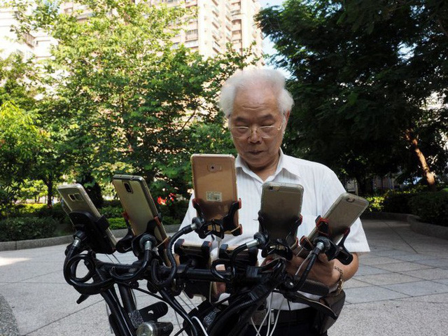 Gừng càng già càng cay: Ông lão gắn 11 smartphone vào xe đạp đi khắp nơi để bắt Pokemon - Ảnh 5.