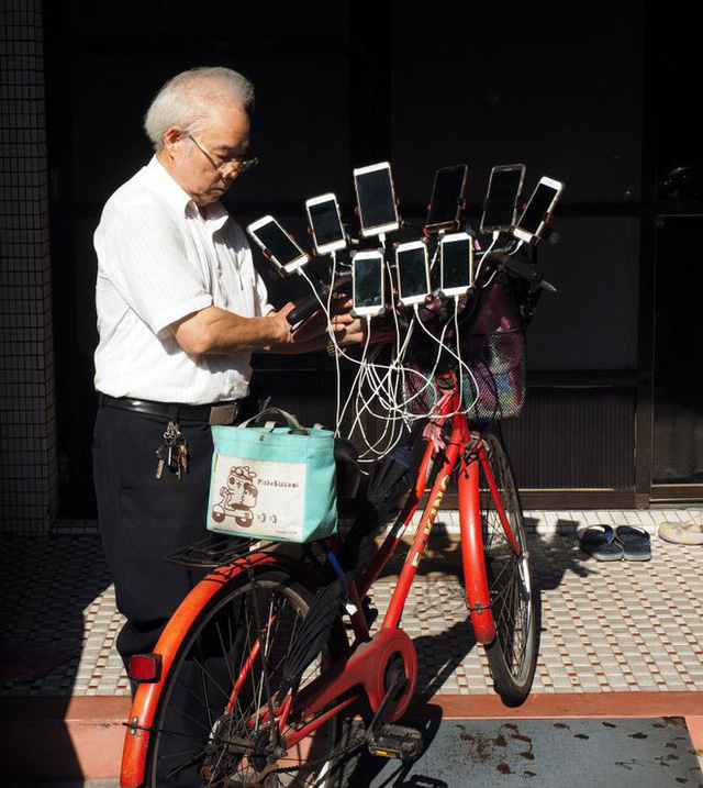 Gừng càng già càng cay: Ông lão gắn 11 smartphone vào xe đạp đi khắp nơi để bắt Pokemon - Ảnh 2.