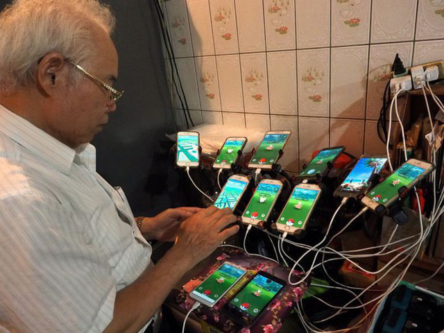Gừng càng già càng cay: Ông lão gắn 11 smartphone vào xe đạp đi khắp nơi để bắt Pokemon - Ảnh 4.