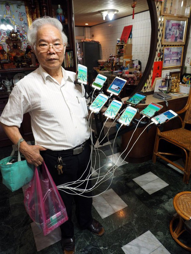 Gừng càng già càng cay: Ông lão gắn 11 smartphone vào xe đạp đi khắp nơi để bắt Pokemon - Ảnh 1.